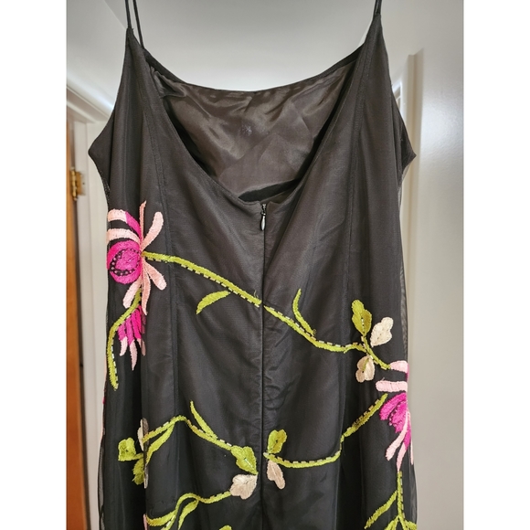 Spaghetti strap embroidered dress - Picture 3 of 5
